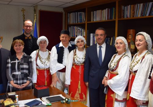 Έψαλαν τα κάλαντα στον Υπουργό Οικονομικών (φωτογραφίες, video) | 31.12.2019