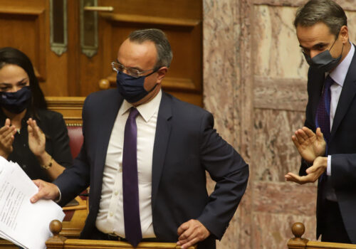 Καταψηφίστηκε με 158 ΟΧΙ η πρόταση δυσπιστίας προς τον Υπουργό Οικονομικών