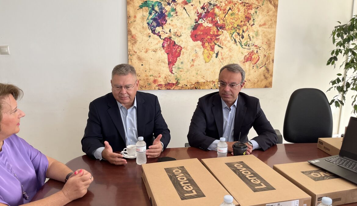 Φθιώτιδα: Δωρεά Laptop και μηχανημάτων προβολής σε κάθε σχολείο μέσω της HELLENiQ ENERGY