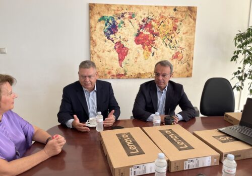 Φθιώτιδα: Δωρεά Laptop και μηχανημάτων προβολής σε κάθε σχολείο μέσω της HELLENiQ ENERGY