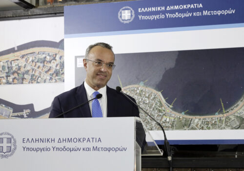 Υπεγράφη η σύμβαση ανακατασκευής και ανάπλασης οδικού δικτύου σε Άγιο Κων/νο και Κ. Βούρλα | 14.3.2024