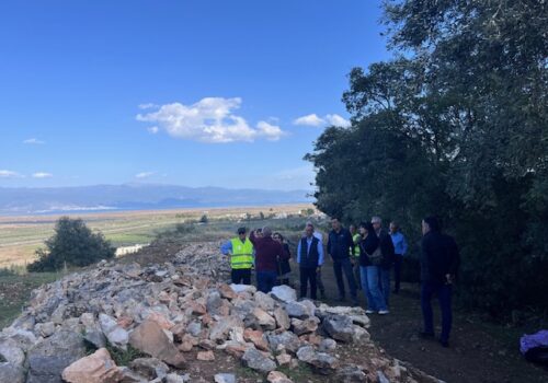 Ο Χρ. Σταϊκούρας στον ιστορικό χώρο των Θερμοπυλών – Συνάντηση και Τηλεδιάσκεψη με Φορείς | 25.11.2025