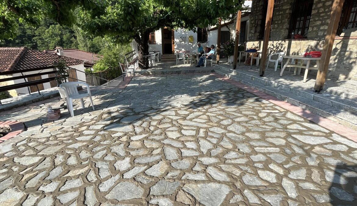 Ροβολιάρι: Ανάπλαση πλατείας Ροβολιάρι: Ανάπλαση πλατείας